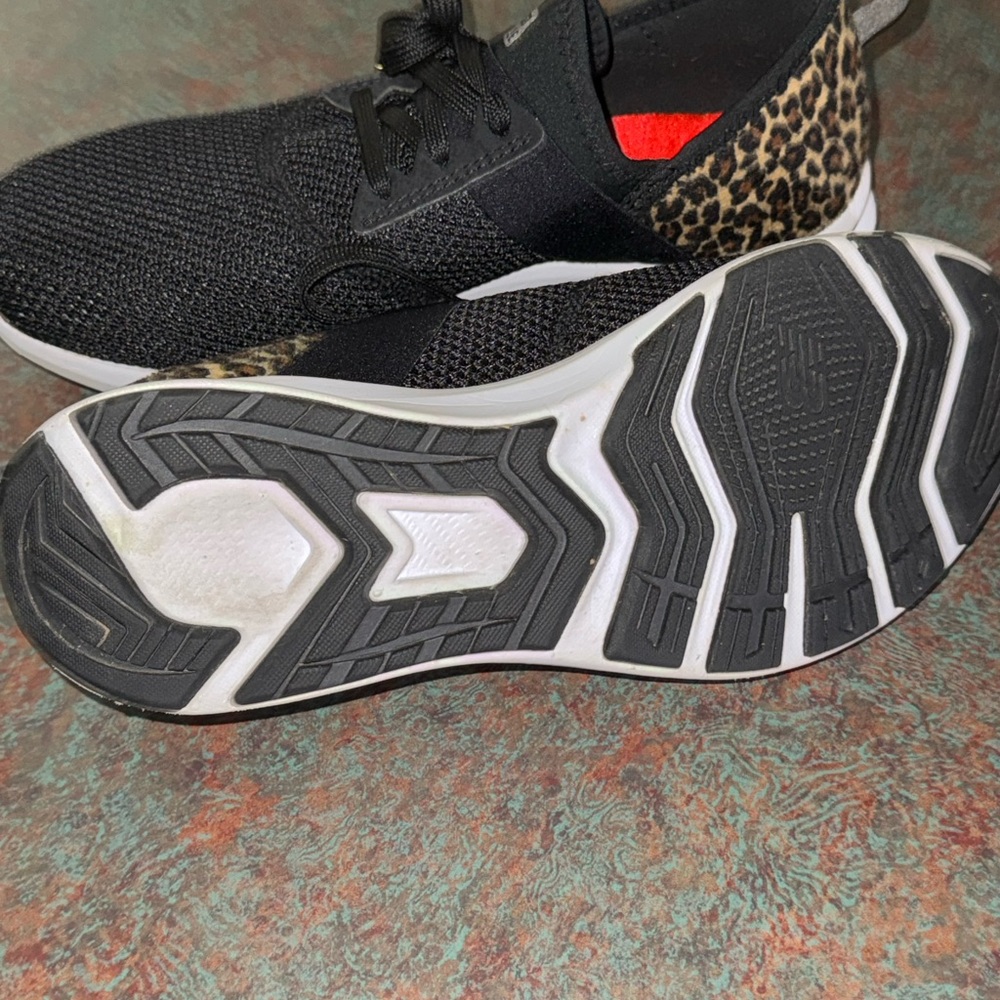 New balance women’s size 7 Black and Leopard Print Sneakers - Picture 7 of 9